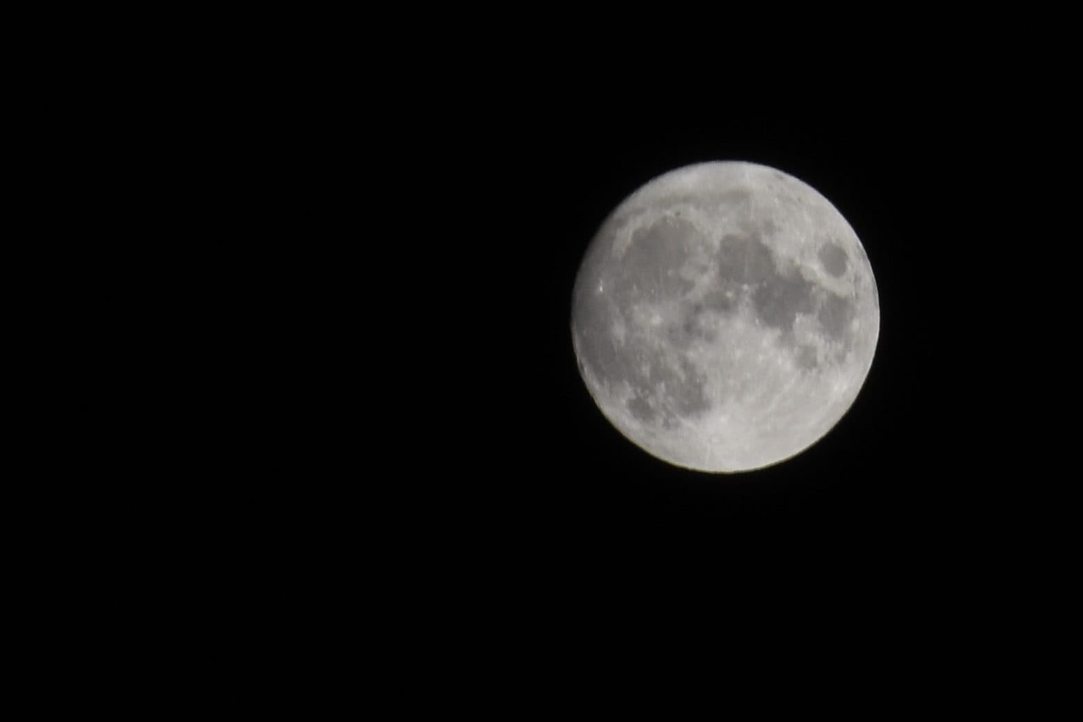 A full moon in a black sky